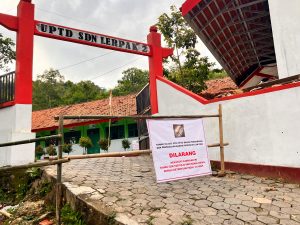 Tampak Penyegelen SDN Lerpak 02 (Foto/istimewa)