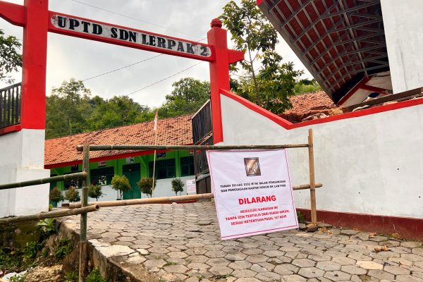 Tampak Penyegelen SDN Lerpak 02 (Foto/istimewa)