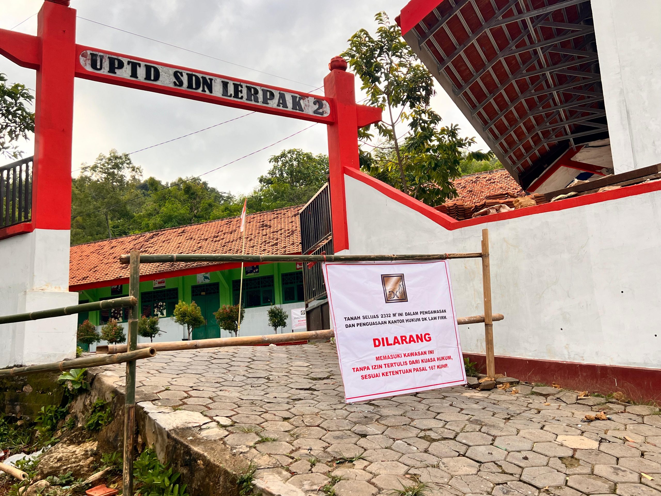 Tampak Penyegelen SDN Lerpak 02 (Foto/istimewa)