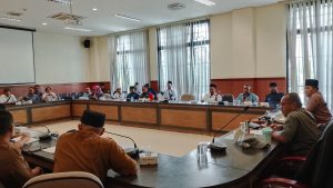 Suasana audiensi di lantai II Gedung DPRD Bangkalan (Foto/Syah)